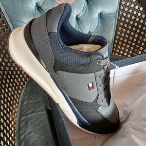 NWT Tommy Hilfiger World Sneakers